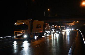 Anadolu Otoyolu'nda makas atan tır ulaşımı aksattı