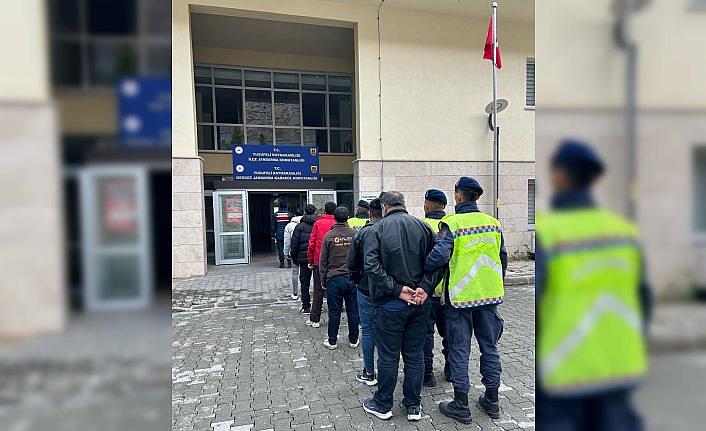 Artvin'de 4 düzensiz göçmen yakalandı