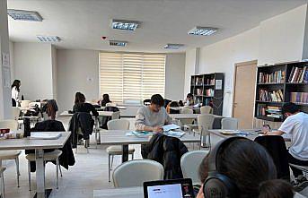 Bayburt Aile Yaşam Merkezi'ndeki kütüphane ve etüt bölümlerine öğrenciler ilgi gösteriyor