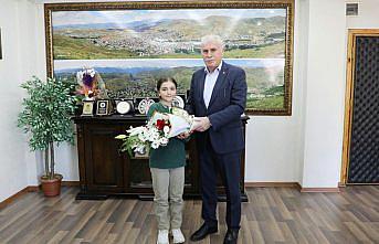 Bayburt Belediye Başkanı Memiş, koltuğunu ortaokul öğrencisine devretti