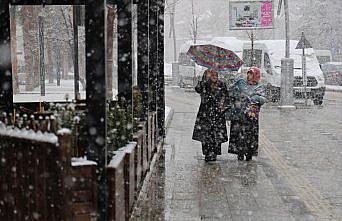 Bayburt'ta kar etkili oluyor
