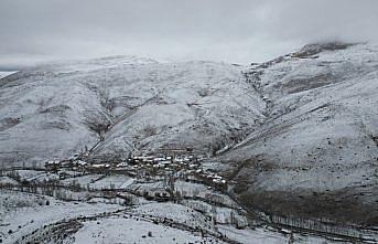 Bayburt'un köylerinde kar yağışı etkili oldu