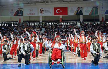 Bedensel engelli Selenay, tekerlekli sandalyesiyle bayram gösterisine katıldı