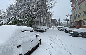 Bolu kent merkezi nisanda yağan karla beyaza büründü