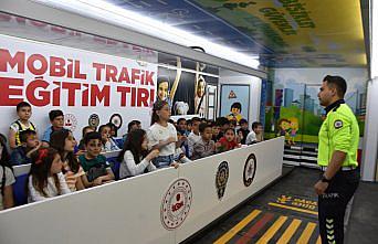Boyabat'ta öğrenciler, Mobil Trafik Eğitim Tırı'nda trafik kurallarını öğrendi