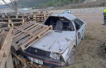Boyabat’ta tuğla paletlerine çarpan otomobilin sürücüsü yaralandı