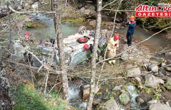 Düzce'de dere yatağına devrilen otomobildeki 4 kişi yaralandı