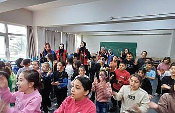 Düzce'de gençlik merkezi gönüllülerinden “8 Nisan Romanlar Günü“ etkinliği