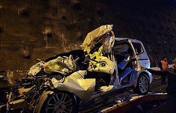 Düzce'de kamyona çarpan hafif ticari araçtaki 2 kişi öldü, 2 kişi yaralandı