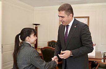 Düzce'de “temsili vali“ türkü söyledi