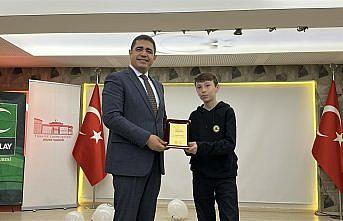 Düzce'de Yeşilayın yetenek yarışmasında başarılı olan öğrencilere plaket verildi