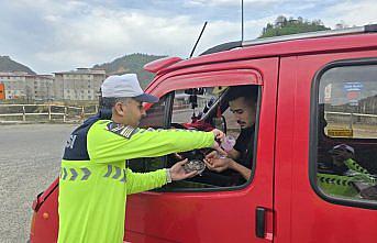 Espiye'de jandarma trafik ekipleri sürücülere çikolata ikram etti