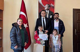 Gerze'de en çok kitap okuyan öğrenciler ödüllendirildi