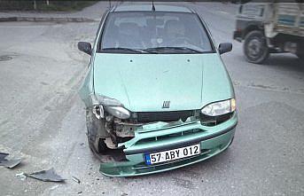 Gerze'de iki otomobilin çarpıştığı kazada 1 kişi yaralandı