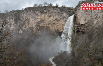 Giresun'daki Çağlayan Şelalesi ilkbaharda karların erimesiyle canlandı