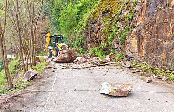 Giresun'da köy yollarındaki toprak kaymalarına müdahale edildi