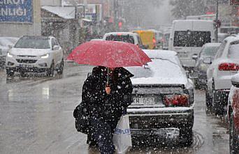 Gümüşhacıköy'de kar etkili oluyor
