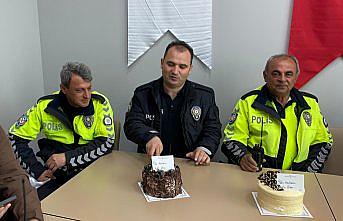 Gümüşhacıköy'de öğrenciler ihbarda bulunarak çağırdıkları polislerle pasta kesti