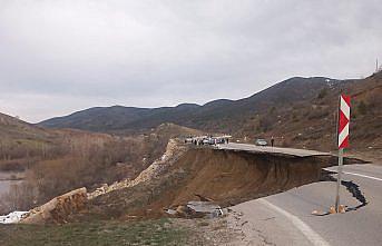 Gümüşhane'de toprak kayması sonucu yolda çökme meydana geldi