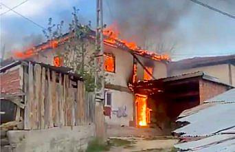 Karabük'te çıkan yangında 2 katlı ev kullanılmaz hale geldi