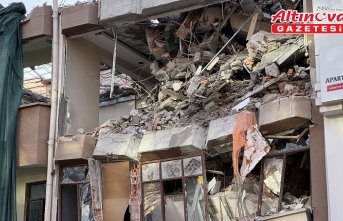 Kastamonu'da yıkım çalışması devam eden binanın bir bölümü çöktü