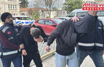 Samsun'da alacağını istemek için gittiği iş yerinde tüfekle ateş edilen kişi merdivenden düşüp yaralandı