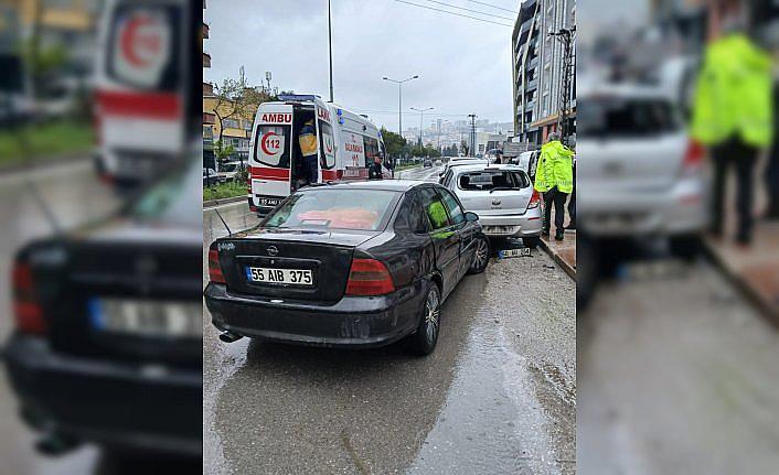 Samsun'da 3 aracın karıştığı trafik kazasında 5 kişi yaralandı