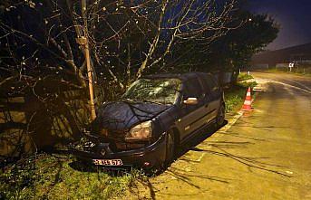 Bafra'da aydınlatma direğine çarpan otomobildeki 3 kişi yaralandı