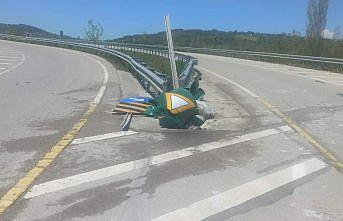 Sinop'ta bariyerlere çarpan otomobildeki 2 kişi yaralandı