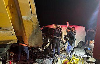 Sinop'ta tıra arkadan çarpan panelvanın sürücüsü ağır yaralandı