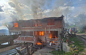 Tokat'ta çıkan yangında 2 katlı ev kullanılmaz hale geldi