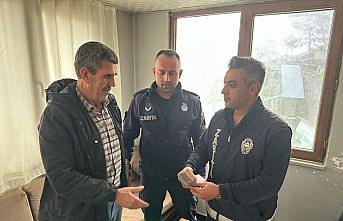 Tokat'ta zabıta ekipleri bulduğu parayı sahibine teslim etti