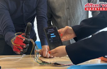 Üniversite öğrencileri işitme engelli bireyler için “akıllı iletişim eldiveni“ geliştirdi
