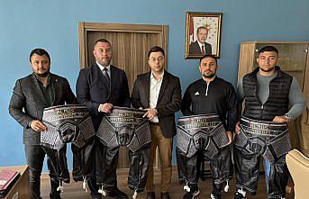 Almus Kaymakamı Çömen, güreşçilere kispet hediye etti