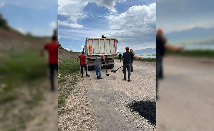 Almus'ta grup yolları yama ve onarım çalışmalarına başlandı