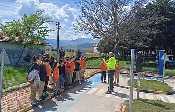Almus'ta öğrencilere trafik eğitimi verildi