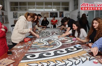 Amasya Üniversitesi öğrencileri 1800 yıllık elma ağacı motifli mozaiğin kopyasını yaptı
