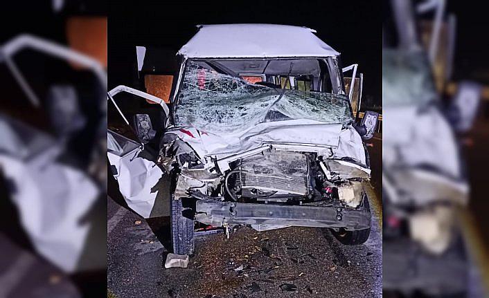 Amasya’da tıra arkadan çarpan minibüsteki 2 kişi yaralandı