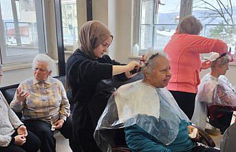 Belgelerini alan kursiyerler huzurevi sakinlerine saç bakımı yaptı