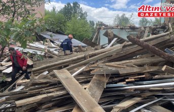 Bolu'da ahşap evin yıkımı sırasında meydana gelen çökmede 1 işçi yaralandı