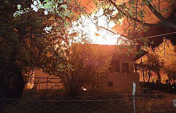 Bolu'da 2 katlı bir ev yandı