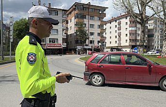 Bolu'da sinyal vermeden kavşaktan dönen sürücüler denetime takıldı