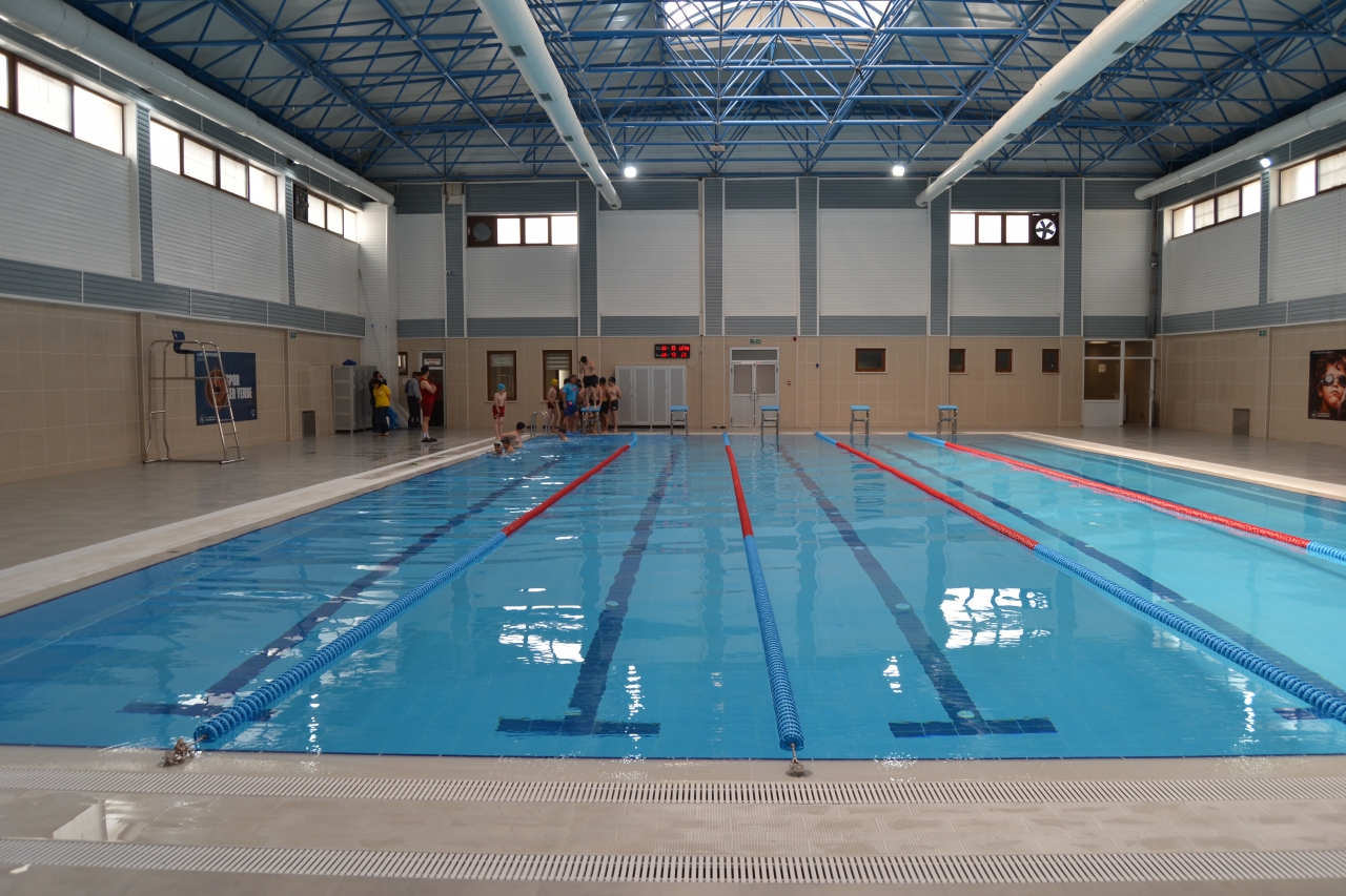 Boyabat'ta yenilenen yarı olimpik yüzme havuzu hizmete açıldı