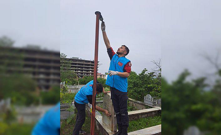 Espiye'de öğrenciler şehit mezarının bakım ve çevre düzenlemesini yaptı