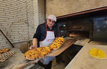 Fırın ateşi karşısında 60 yıldır sabırla ekmek pişiriyor