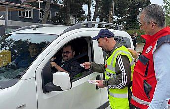 Giresun'da engelliler polislerle birlikte sürücülere broşür dağıttı