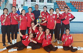 Gümüşhacıköy'de Ortaokullar arası voleybol turnuvası sona erdi