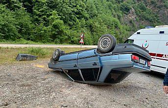 Karabük'te devrilen otomobildeki 2 kişi yaralandı