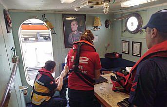Karadeniz'de rahatsızlanan gemi personeli hastaneye ulaştırıldı