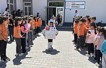 Kargı'da öğrenciler geri dönüşüm defilesi düzenledi